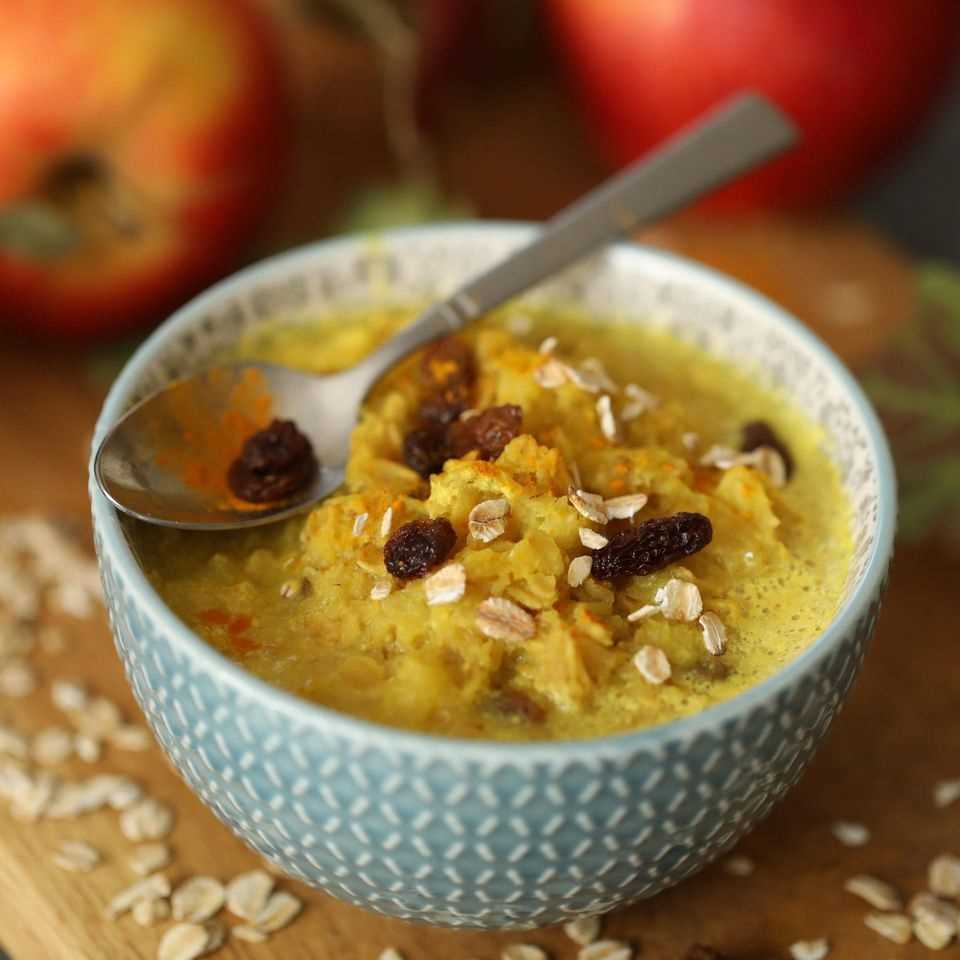 Hot breakfast: porridge with turmeric, raisins and apple