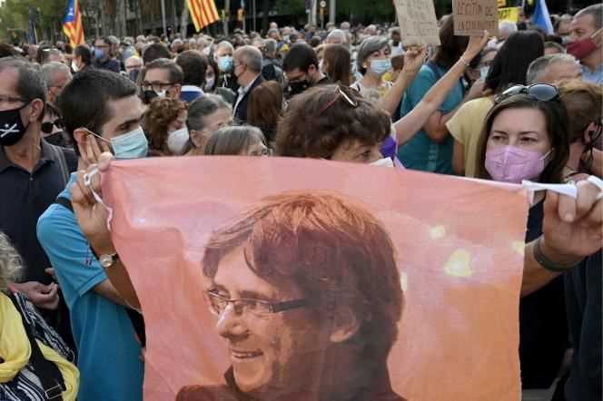 Demonstration in support of Carles Puigdemont, in front of the Italian consulate in Barcelona on September 24, 2021, after the arrest of the former Catalan president in exile in Italy.