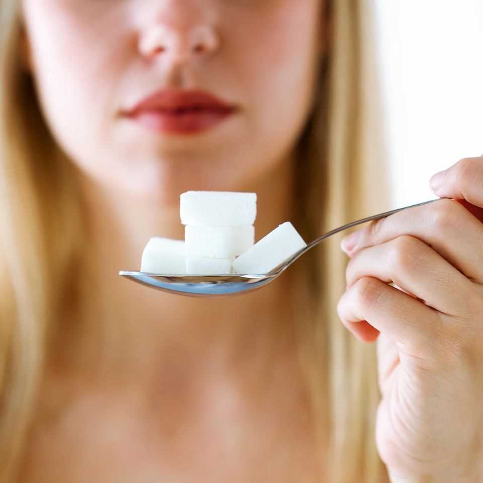 Living sugar-free: spoons with sugar cubes