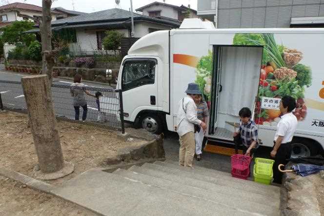 In Kawachinagano, 25 km south-east of Osaka, the passage of the mobile store managed by the supermarket with the support of the town hall gives several retirees the opportunity to converse with younger people.