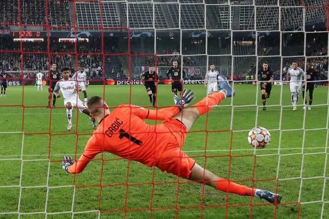 Ivo Grbic, beaten by Karim Adeyemi on penalty, during the Champions League meeting between Salzburg and Lille, September 29, 2021.