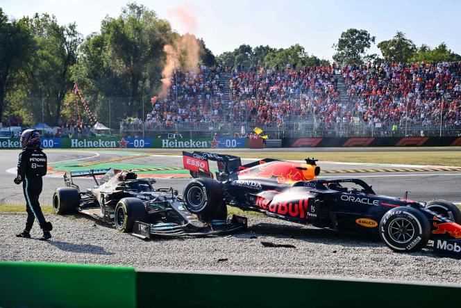 The cars of Verstappen and Hamilton immobilized after their collision at the Italian Grand Prix on September 12, 2021.