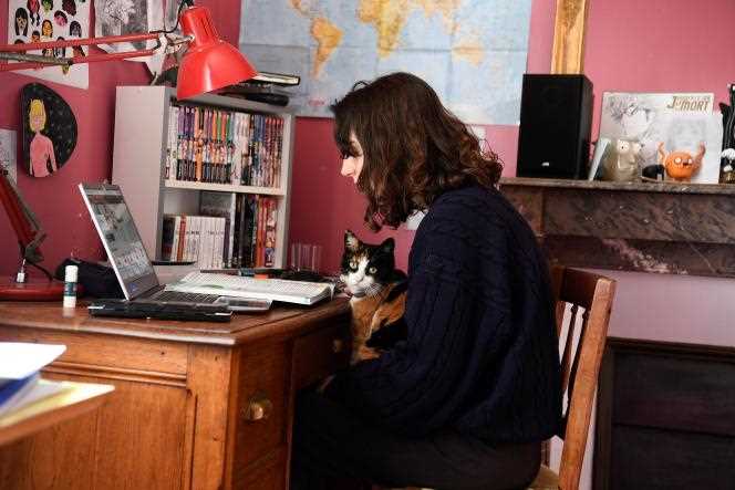A high school student during an online check, at her home in Chisseaux (Indre-et-Loire), March 27, 2020.
