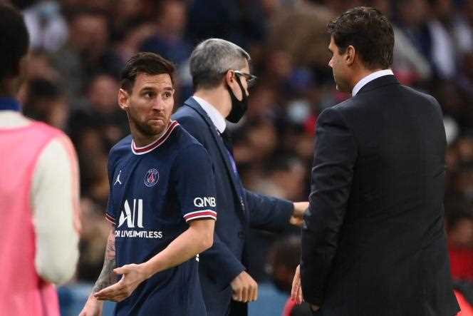 Lionel Messi expresses his astonishment to his coach, Mauricio Pochettino after his replacement during the Ligue 1 match between PSG and Lyon, on September 19, 2021 at the Parc des Princes in Paris.