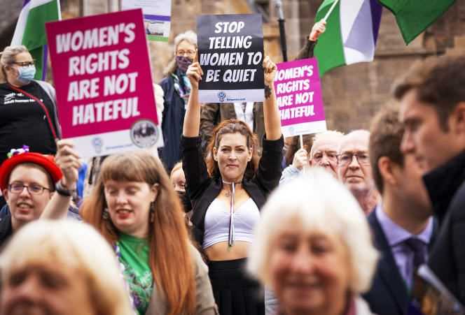 On September 2, members of the feminist group For Women Scotland demonstrate against the revision of the Gender Recognition Act supported by Nicola Sturgeon.