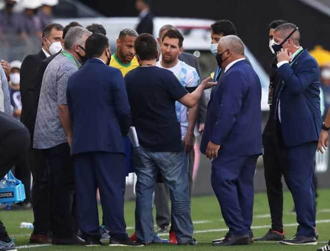 Messi and Neymar after the stoppage of the Brazil-Argentina match, at Arena Corinthians stadium in Sao Paulo, on September 5, 2021.