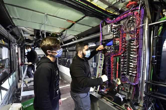 Technicians working on the construction of a hydrogen bus, at the SAFRA plant in Albi (Tarn), March 4, 2021.