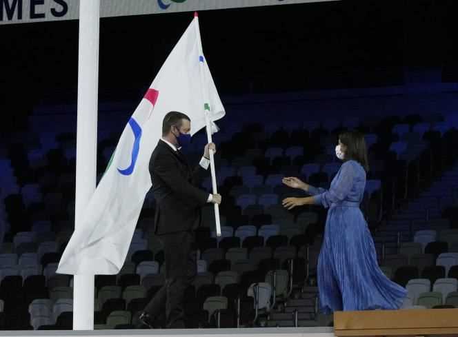 The mayor of Paris, Anne Hidalgo, received the Paralympic flag from the president of the International Paralympic Committee, Andrew Parsons, Sunday, September 5 in Tokyo.