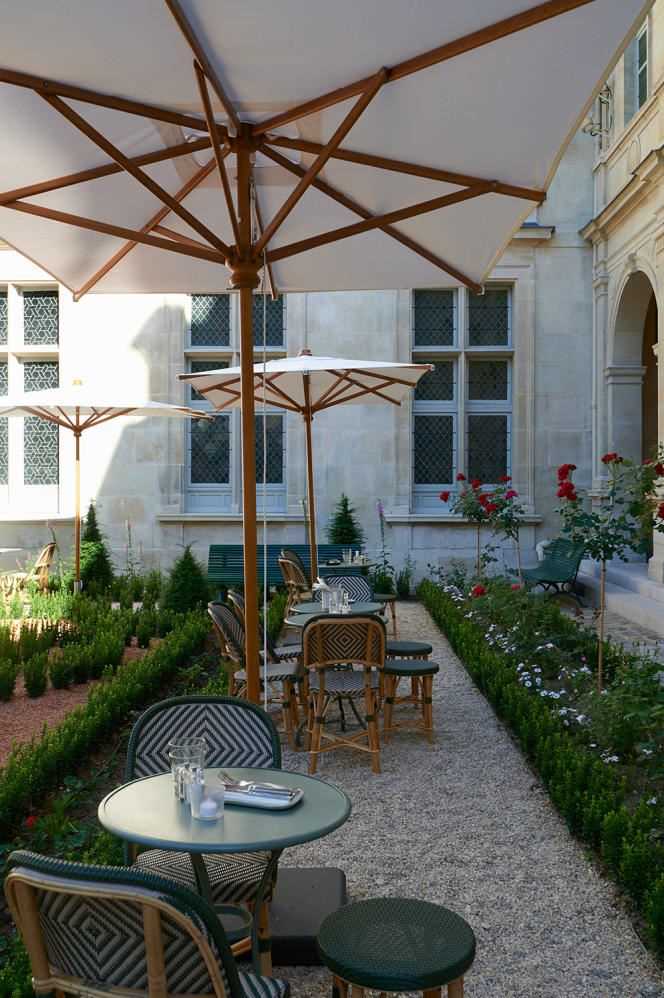 The terrace of the Jardins d'Olympe ”in the heart of the Carnavalet museum, in Paris.
