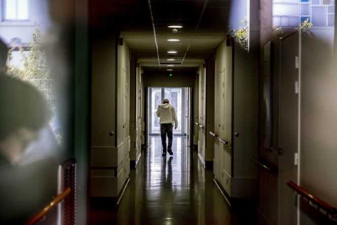A general psychiatric patient in the corridors of the Le Vinatier hospital center, in Bron (Rhône), September 22, 2021.