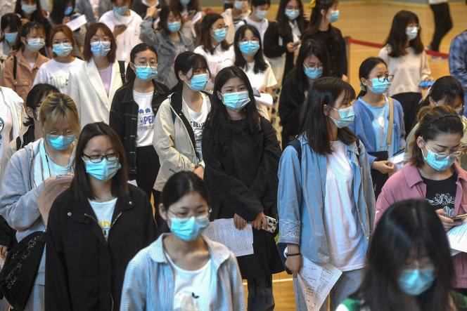 Students wait at Wuhan University (China) to receive a dose of the Covid-19 vaccine on April 27, 2021.