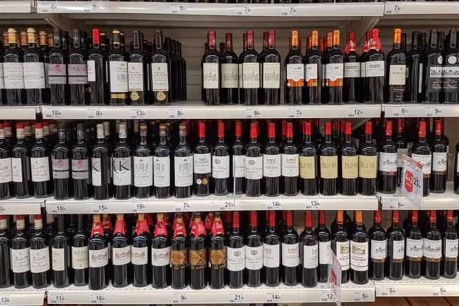 Ray of Bordeaux red wines during the wine fair, in an Auchan supermarket, in Val de Fontenay, October 11, 2019.
