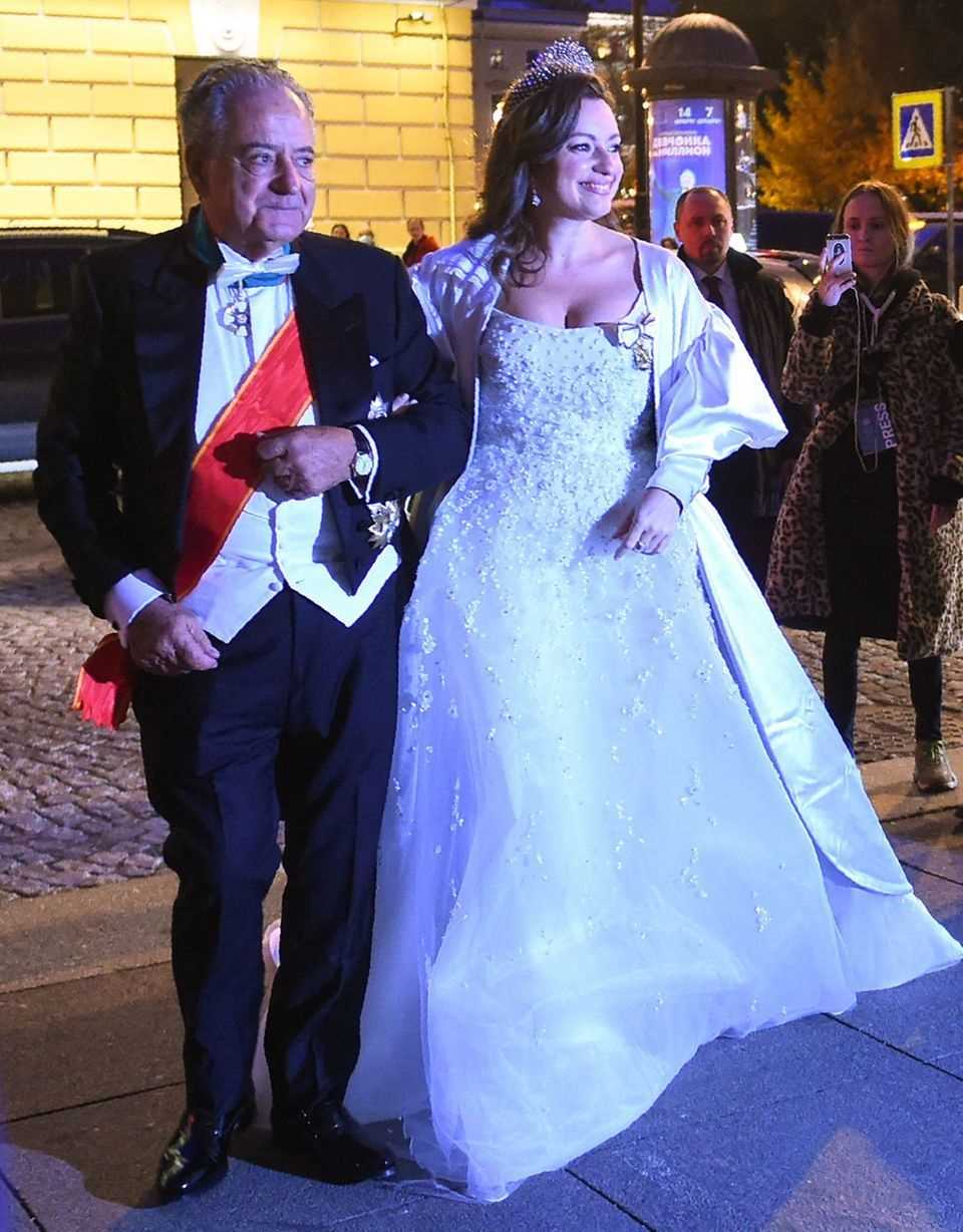 After an elegant but simple dress in the church, Victoria Romanowna Bettarini presented a much more elaborate wedding dress at the wedding reception. 