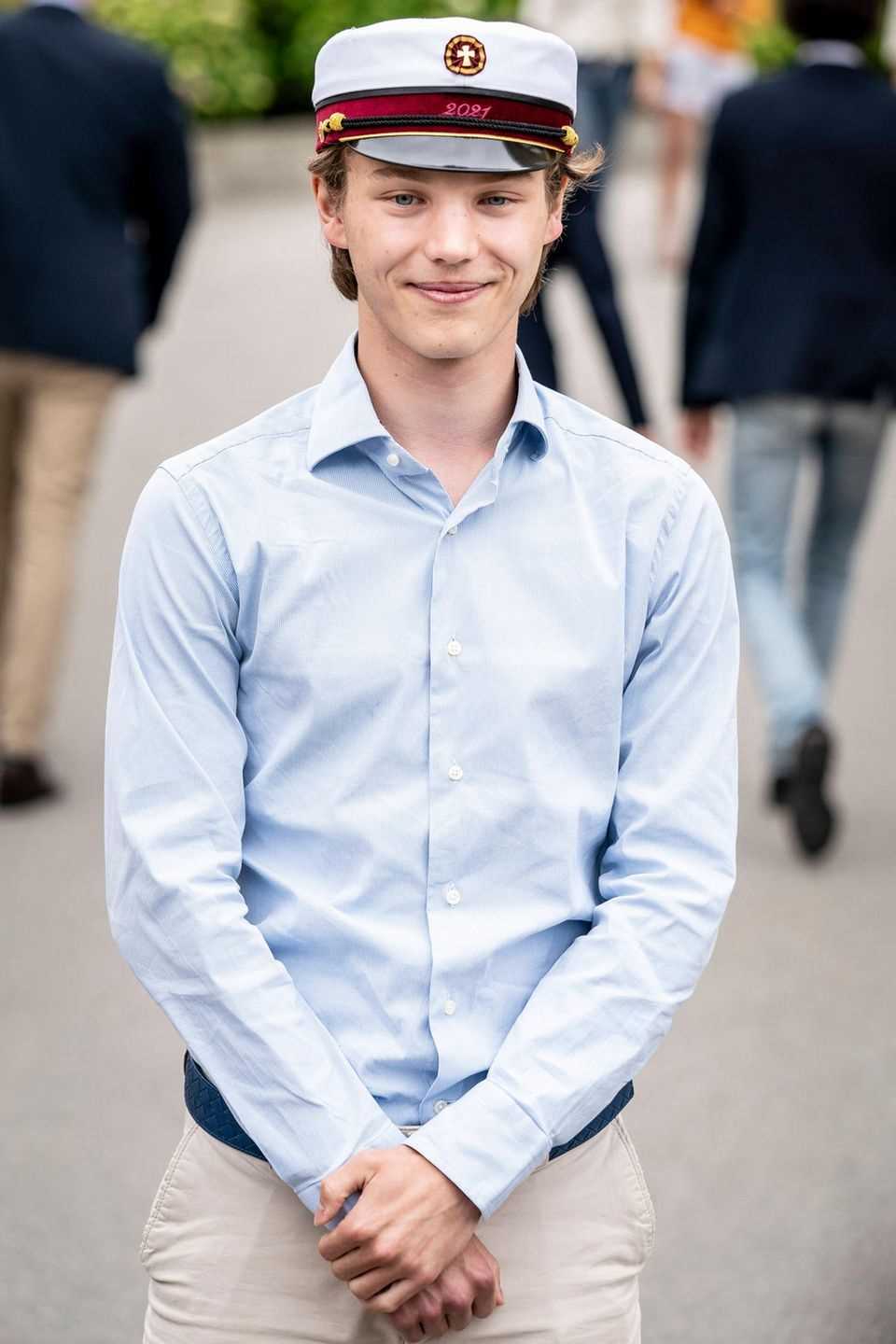 After graduating from high school in spring 2021 and after a well-deserved summer vacation in France, Prince Felix appropriately moved to the military.  But after only four weeks on duty, Prince Frederik's nephew gave up training.