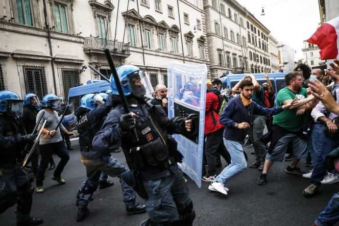 Clashes between police and demonstrators, in Rome, October 9, 2021.