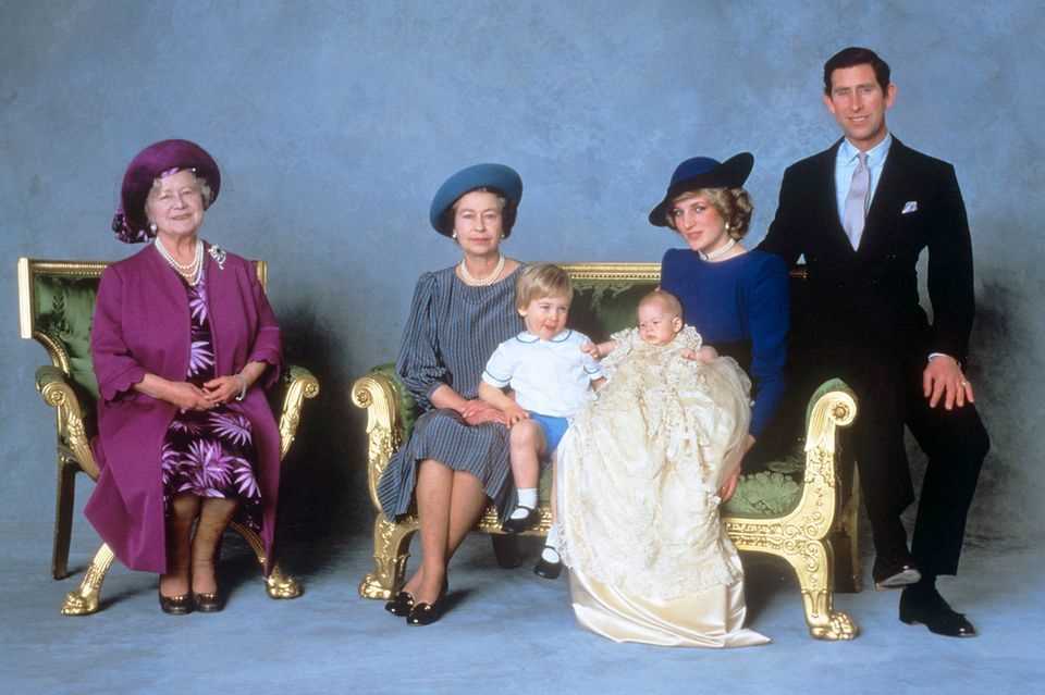 Queen Mother Elizabeth († 101), Queen Elizabeth, Prince William, Princess Diana († 36) with Prince Harry and Prince Charles. 