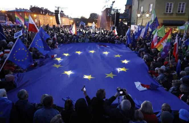 Tens of thousands of Poles demonstrated in Warsaw on Sunday October 10, 2021 to defend their country's membership of the European Union following this controversial decision.