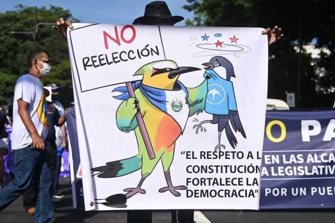 A man holds up a poster: “No re-election.  Respect for the Constitution strengthens democracy ”, during the demonstration in San Salvador on October 17, 2021.