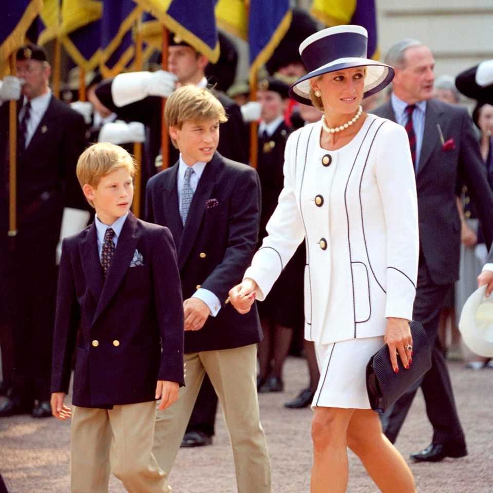 Prince Harry, Prince William and Princess Diana on August 18, 1995 in London at the commemoration of the surrender of Japan in World War II 