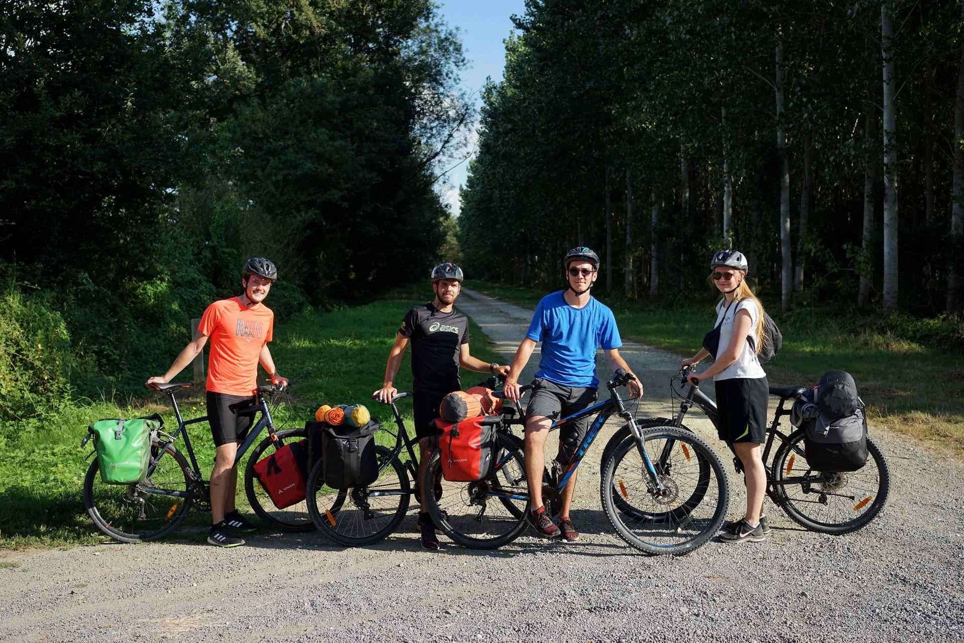 Augustin Vautier, Tom Gobardhan, Léon Leroux and Chloé Sainsard on the bike-route between Savigny-en-Véron and Candes-saint-Martin (Indre-et-Loire), September 5, 2021.