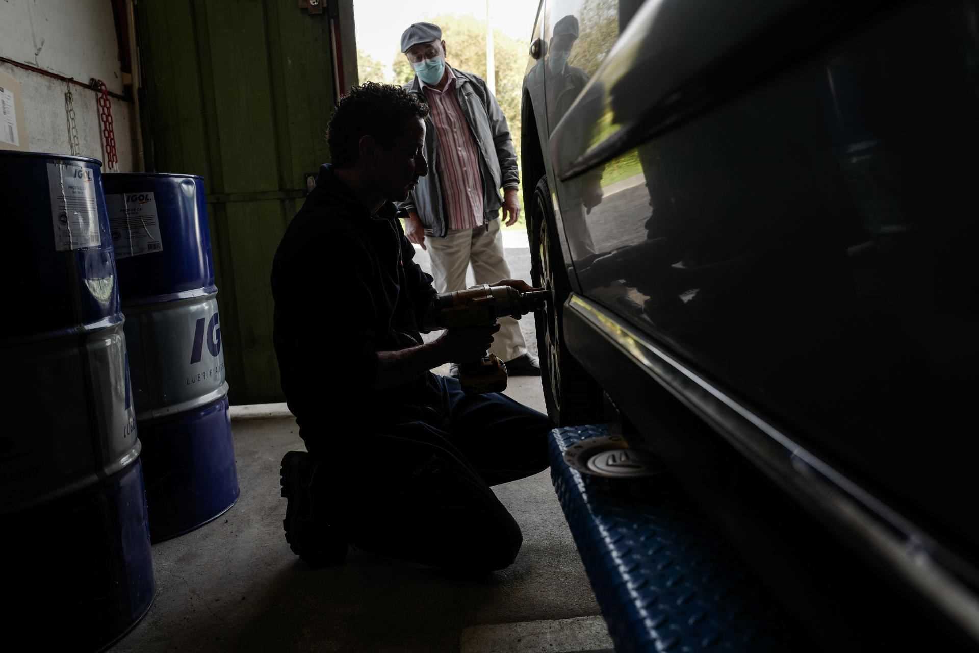Jérôme Boyer, one of the employees of the Fauvin garage, repairs a customer's wheel, in Saint-Germain-des-Prés (Loiret), September 28, 2021.