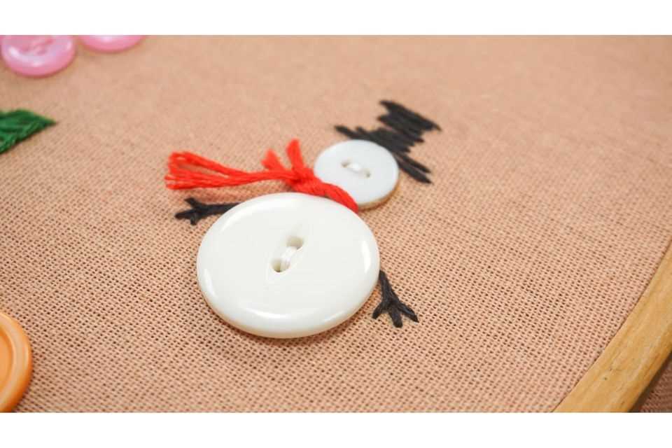 Handicrafts with buttons: snowman made of buttons