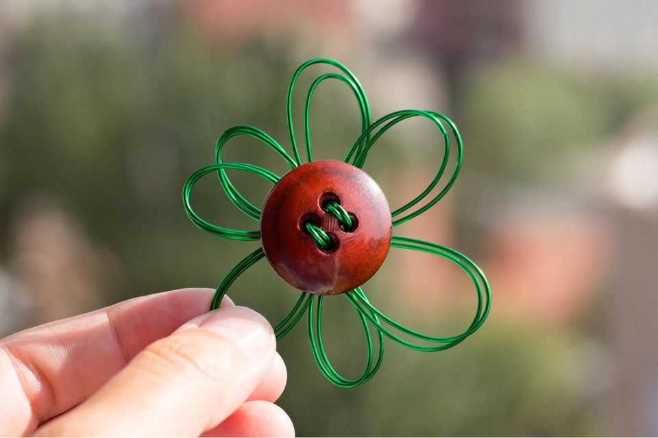 Crafting with buttons: wire flower