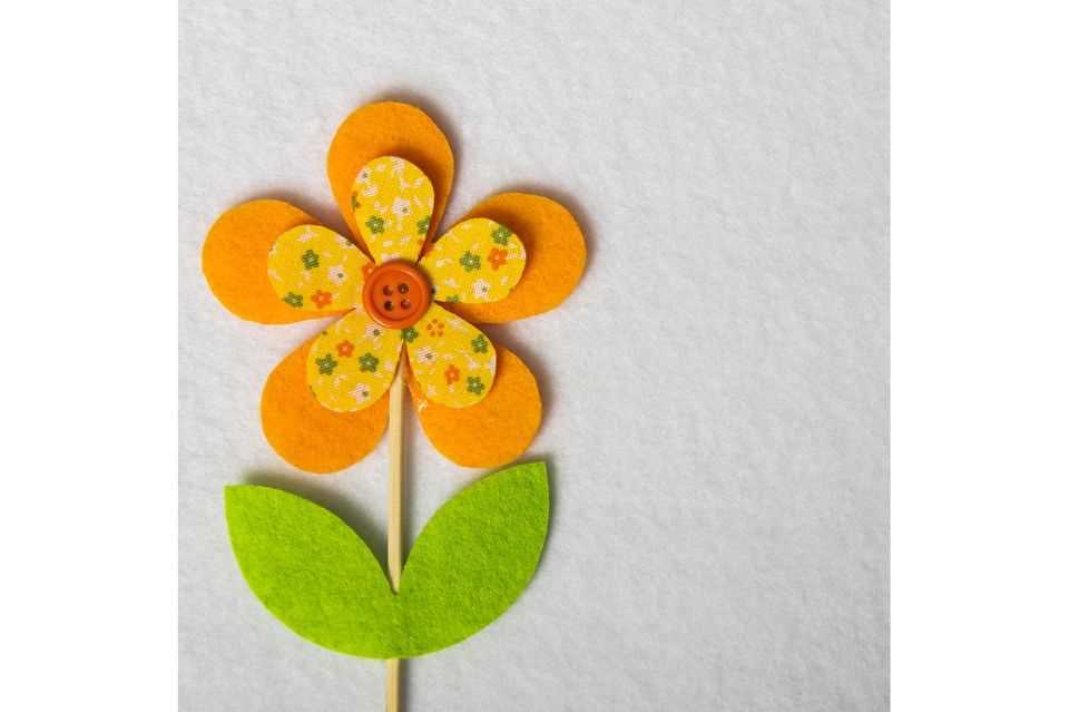 Handicrafts with buttons: flower made of felt and buttons