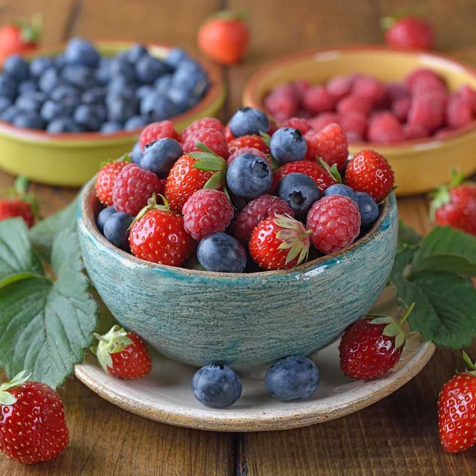 Low-sugar fruits: raspberries, blueberries, strawberries