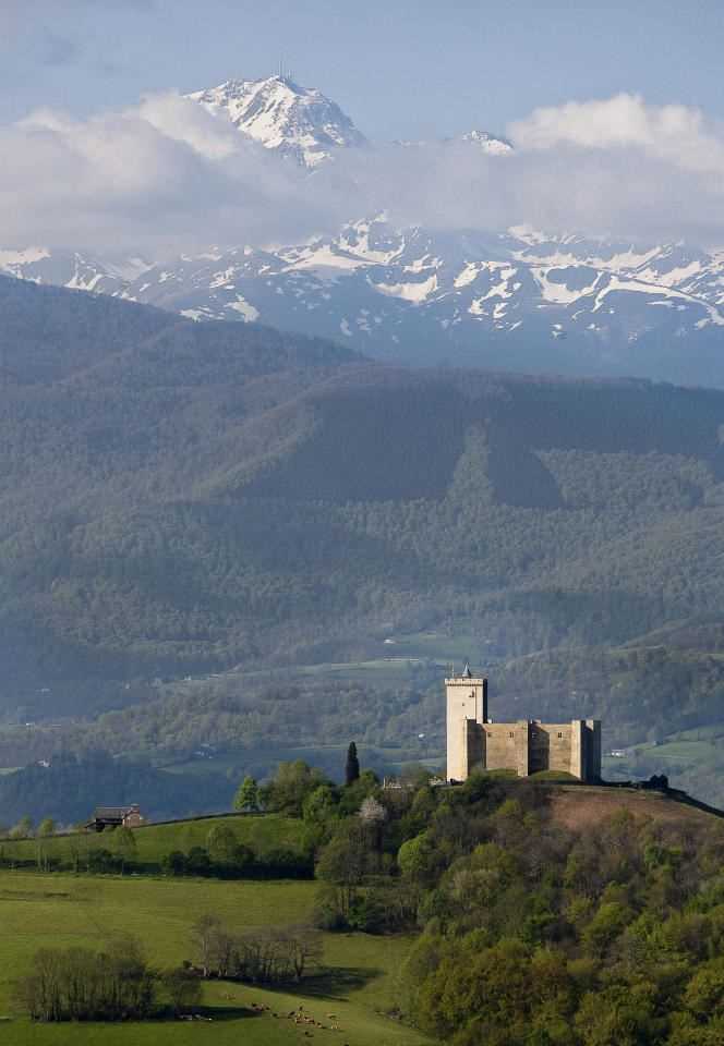 The Mauvezin castle and the Pic du Midi de Bigorre, in Mauvezin (Gers).