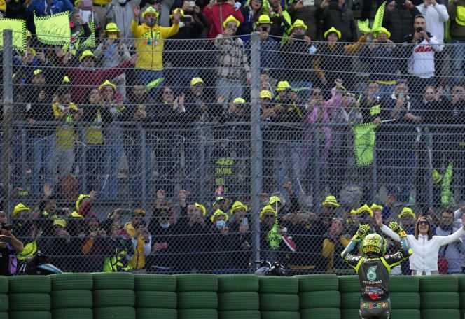 Valentino Rossi in full communion with his fans, Sunday, October 24, in Italy.