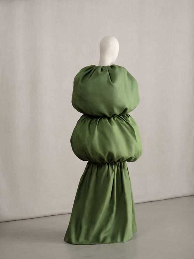 Balenciaga, evening dress and cape, fall-winter 1961-1962.