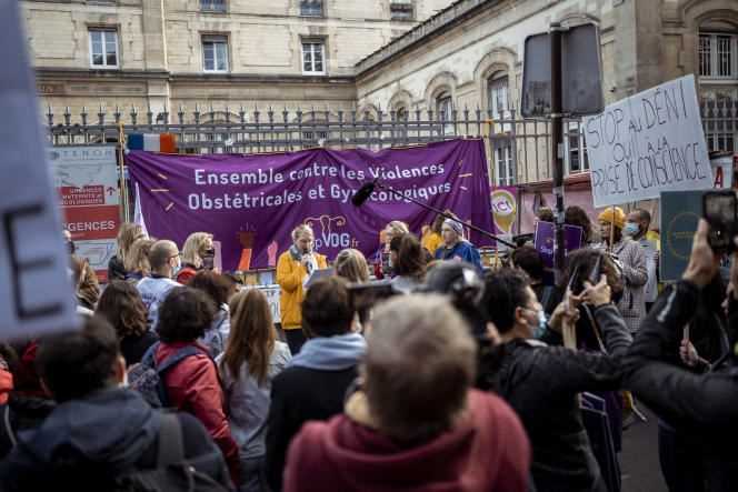 Gathering called by the collective “Stop obstetric and gynecological violence” in front of Tenon hospital, in Paris, on October 2, 2021.