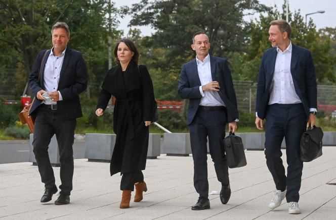 From left to right, leaders of the German Greens, Robert Habeck and Annalena Baerbock, and those of the Liberals (FDP), Secretary General Volker Wissing and party leader Christian Lindner in Berlin on October 11, 2021, to discuss the formation of the coalition government.