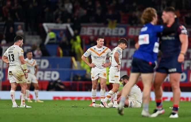The Catalans Dragons players disappointed at the end of their lost Super League final against Saint-Helens (12-10), Saturday, October 9, at Old Trafford, Manchester.