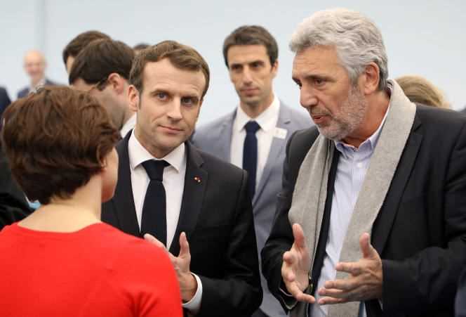 Claude Onesta with the President of the Republic, Emmanuel Macron, and the Minister for Sports, Roxana Maracineanu (from behind), in January 2019.