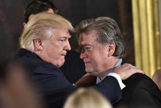 Former US President Donald Trump and his political adviser Stephen Bannon, in Washington, on January 22, 2017. The latter is one of the relatives whom Mr. Trump has asked to ignore the subpoenas to appear before the parliamentary committee in the file of the assault on the Capitol.