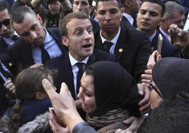 Emmanuel Macron to meet the inhabitants of Algiers, in December 2017.