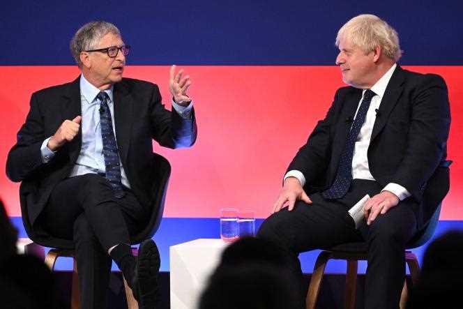 British Prime Minister Boris Johnson (right) and Microsoft founder Bill Gates at a green finance summit in London on October 19, 2021.