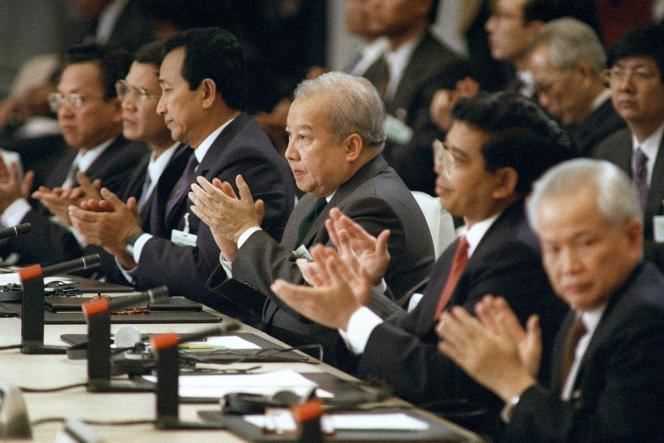 During the Paris conference on Cambodia, October 23, 1991. In the center, Norodom Sihanouk.  To his right, Hun Sen, current prime minister.  In the foreground, Khieu Samphan, representative of the Khmer Rouge.