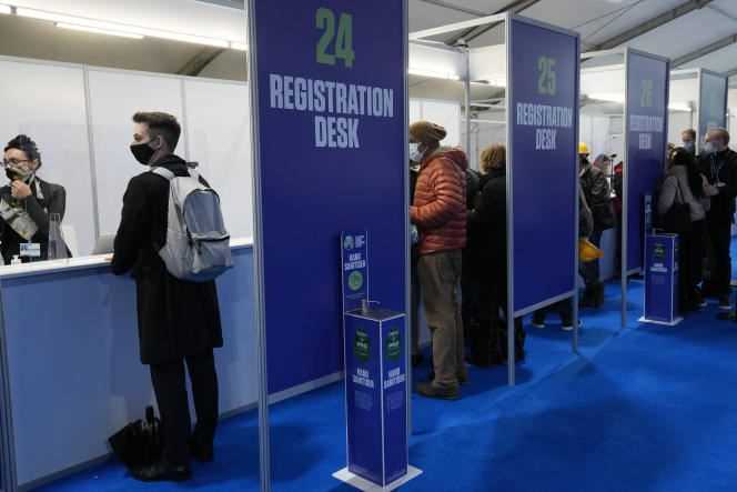 People are registering to enter the venue for the United Nations climate conference.  Glasgow (Scotland), Friday October 29, 2021.