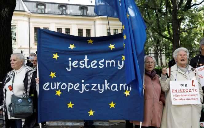 Pro-European demonstration before the Constitutional Court ruling on the conformity of EU treaties, in Warsaw, on September 22, 2021.