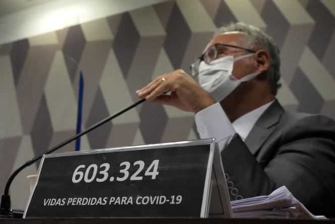 A plaque indicates the number of deaths from Covid-19 in Brazil, in front of the rapporteur of the parliamentary commission of inquiry, in Brasilia, on October 18, 2021.