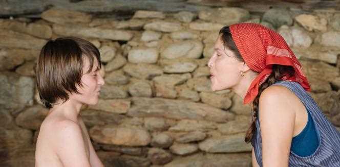 Luc Bruchez and Laetitia Casta in “Le Milieu de l'Horizon”, by Delphine Lehericey.