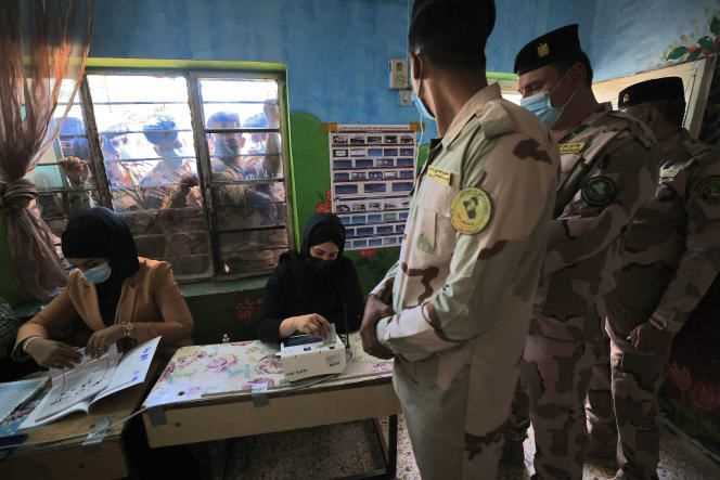 Members of the Iraqi security forces participate in early voting for legislative elections in Baghdad on October 8, 2021.