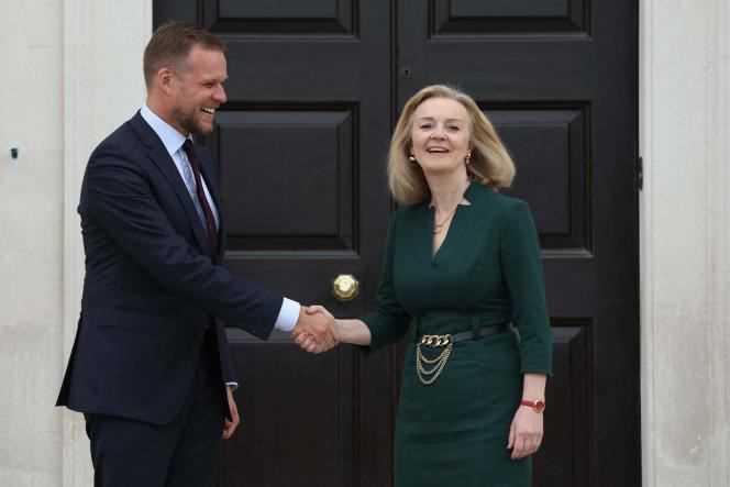 Lithuanian Foreign Minister Gabrielius Landsbergis is greeted by his British counterpart Liz Truss in Sevenoaks (UK) on October 11, 2021.