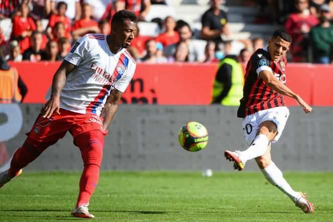 Youcef Atal on the action of Nice's first goal during the 11th day of Ligue 1 against Lyon, on October 24, 2021 at the Allianz Riviera in Nice.