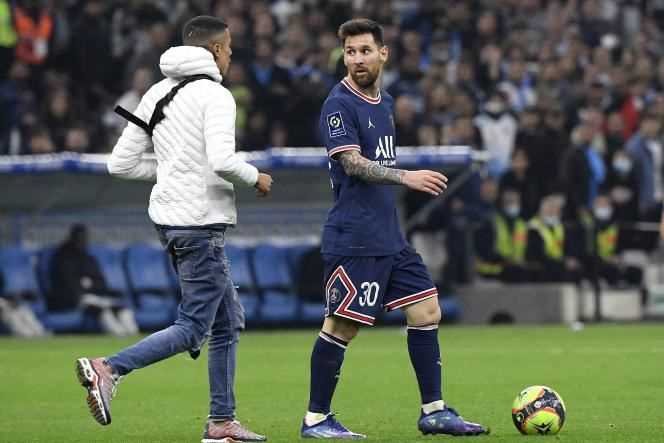 Lione Messi is embarrassed by a supporter who entered the Vélodrome lawn during the Marseille-PSG match, on October 24, 2021.