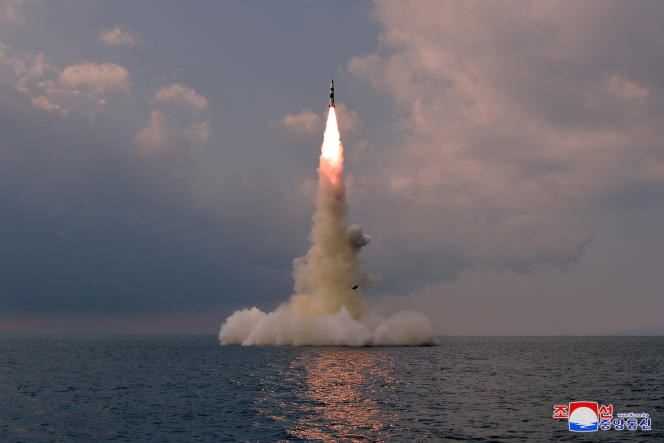 New missile fire in North Korea from a submarine on October 19, 2021.