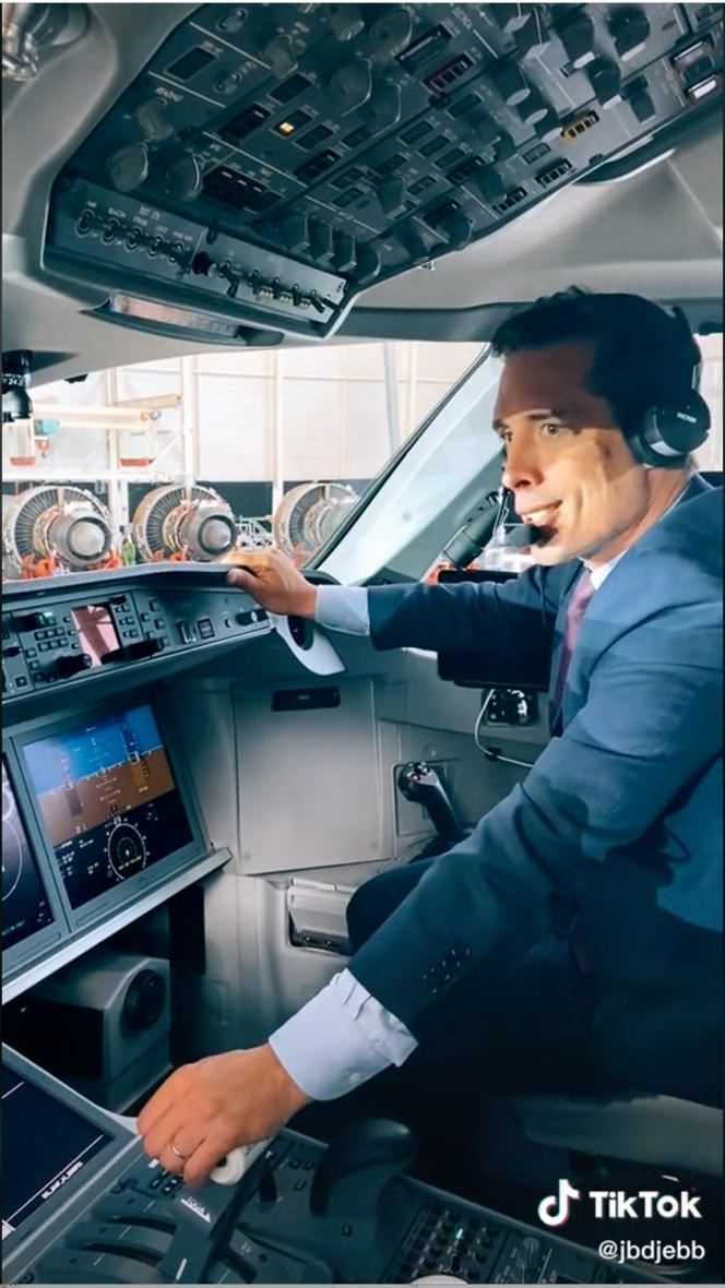 Jean-Baptiste Djebbari was displayed on TikTok, in Air France's very first Airbus A220, on September 30, 2021.